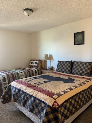 Bedroom 2-queen and twin bed