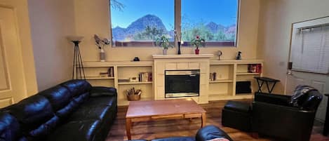 Spacious living room with large views of Thunder mountain range. 