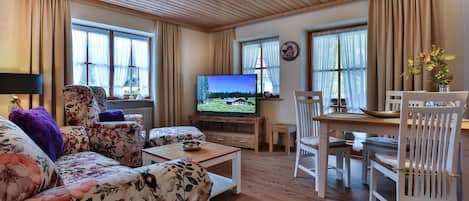 Ferienwohnung Nr. 2, mit Balkon und Bergblick, 45 qm, W-LAN-Wohnzimmer Ferienwohnung 2