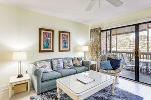 Living Room | Sleeper Sofa | Air Conditioning | Free WiFi