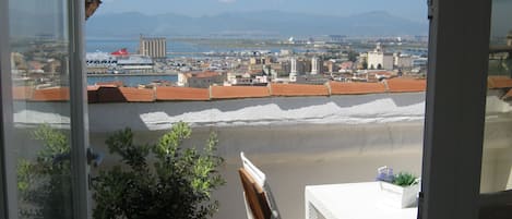 Questa foto mostra il panorama ,180 gradi, che potete ammirare dalla terrazza.