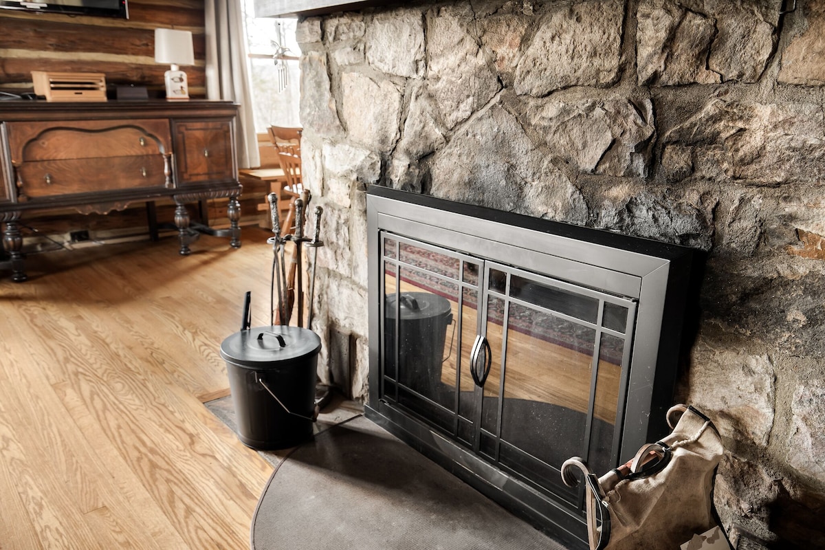 Rustic Mountain Log Cabin Perched on a cliff side above the Shenandoah River