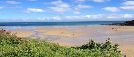 The beautiful Maenporth beach -just a few minutes walk from the apartment!