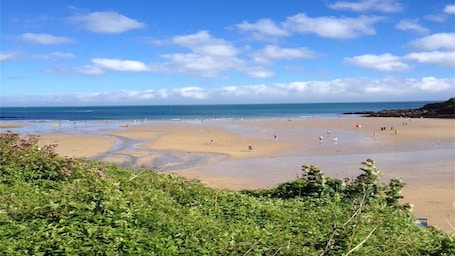 Maenporth Cove nearby -sandy beach ,cafe & watersports about a 5 min walk .