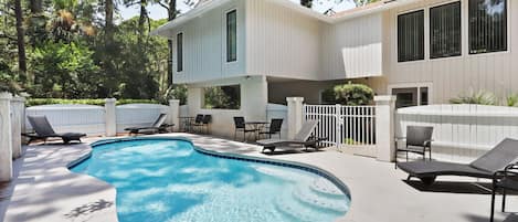 Enjoy family time at the pool with child locking gate