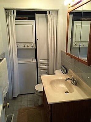 D/S Laundry & 1/2 Bath