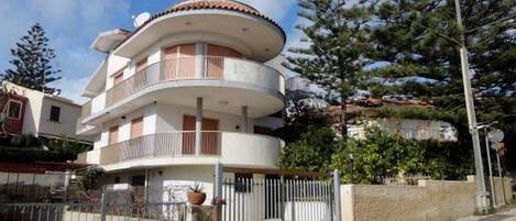 ILLA MARIA A 150 METERS FROM THE BEACH OF GOLDEN SAND