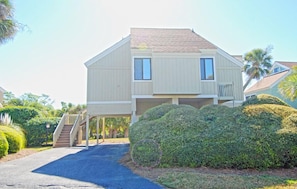 947 Sealoft has great lagoon golf views and is very nicely decorated!