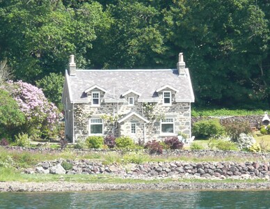 Spacious house, family & pet friendly, by the sea, 