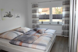 Schlafzimmer 1
