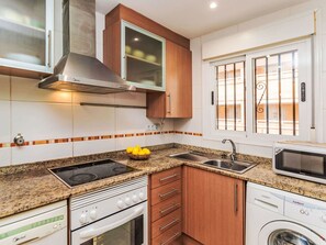 Küche, Küchengerät, Countertop, Major Appliance, Cabinetry, Herd, Spüle, Flooring, Herd, Interior Design