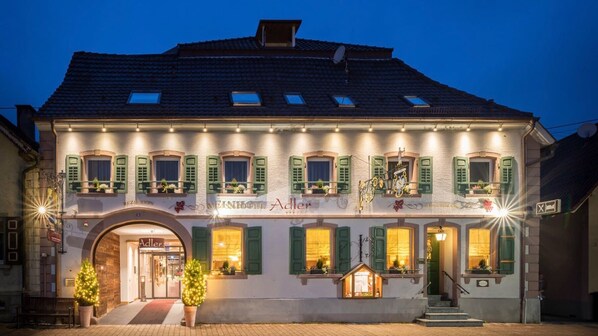 Fassade der Unterkunft – Abend/Nacht