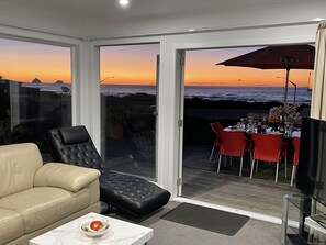 Lounge & Outside BBQ Area