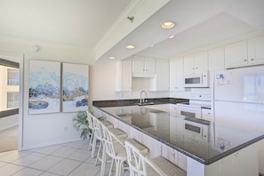 21-Beachside-Towers-I-4040-Kitchen-Alt