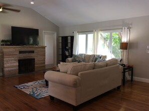 Newly renovated living room w/ 50" flat screen TV; Comcast Xfinity cble/wireless