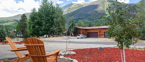 Panoramic Relaxation: Revel in our outdoor seating, where stunning views meet the charming vibe of a quintessential mountain town. Perfect for leisurely walks with your dogs.