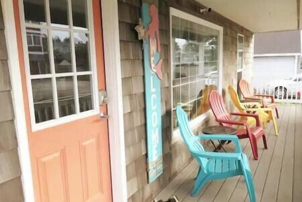 Welcome to The Mermaids Song ( Front Porch)