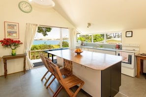 spacious open plan kitchen w double doors to deck