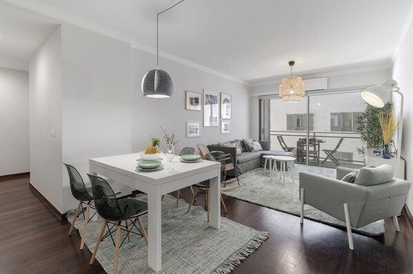 Livingroom and dining area