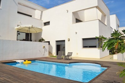 Villa moderna con piscina, vistas al mar, wifi gratis, a solo 900 m de la play