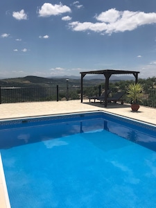 Private, peaceful cottage with air con, spectacular views. Secluded large pool. 