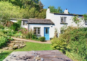 Peppercombe Holt offers a truly peaceful retreat nestling in a tranquil wooded valley leading down to the sea