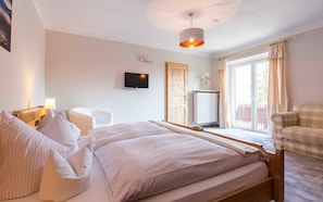 Schlafzimmer mit Doppelbett und Schlafcouch