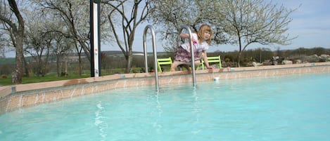 Piscine chauffée semi-enterrée,  longueur 8m, prof.1,30m, nage contre-courant