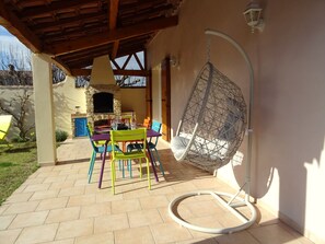 Sous cette terrasse abritée vous serez au calme pour un barbecue avant la sieste