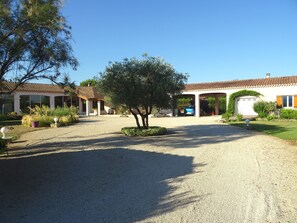 Vue d'ensemble de Provence-détente avec l'olivier au centre de la cour