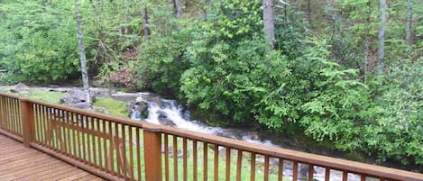 Bear Paw Falls, Deck with Creek View