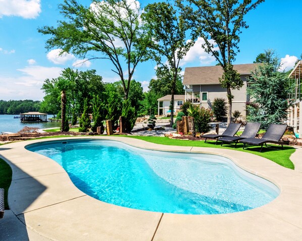 Gorgeous private lakefront pool