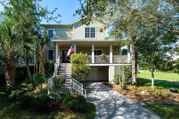 This home is located in the Villages of Seabrook - walk to the Equestrian Center, Lake House indoor/outdoor pools and fitness center, Racquet Club and the neighborhood pool!