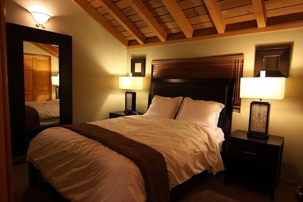 Second Master Bedroom with Queen Bed ( also has a 42' LCD  Flat panel TV)