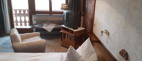 Doppelzimmer Nr. 11 Bett mit TV mit Balkon