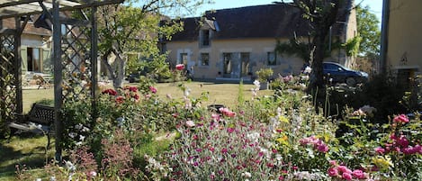 Le gite vu du jardin  avec la roseraie