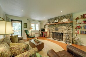 Living Room | Sleeper Sofa | Free WiFi | Central Heat & A/C