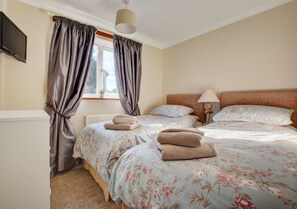 Bedroom 2 with twin beds