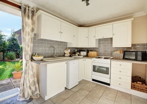 Fitted and equipped kitchen 