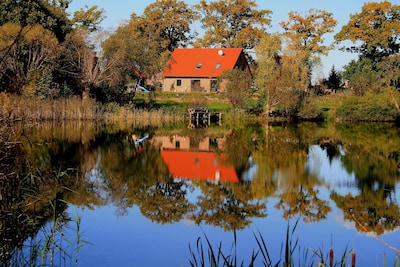 Casa moderna por discernir lo correcto en el lago en Mecklemburgo idilio 