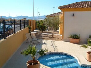 Garten und Terrasse mit Blick auf die Berge.
Schöne Lage. 