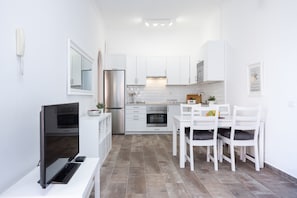 KITCHEN/DINING AREA