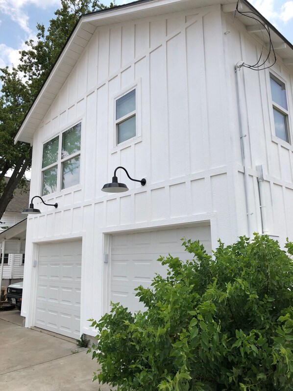 Front view - behind historic 4 bedroom/2 bath house across from HPU