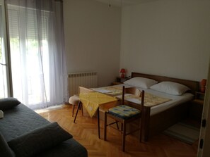 Schlafzimmer 1