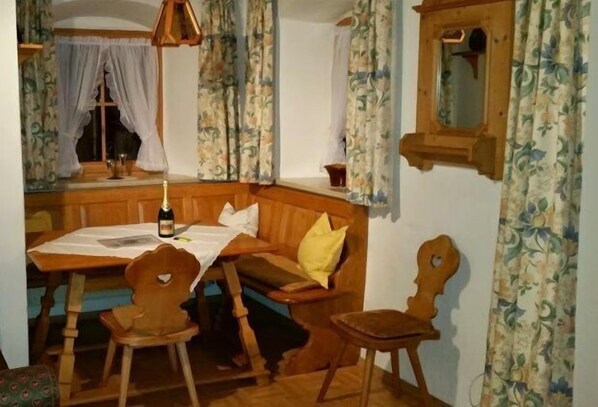 Ferienwohnung Hochgern 42 m², 2-3 Personen, 1 sep. Schlafzimmer, Balkon, WLAN-Sitzecke