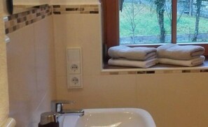 Ferienwohnung Hochgern 42 m², 2-3 Personen, 1 sep. Schlafzimmer, Balkon, WLAN-Badezimmer