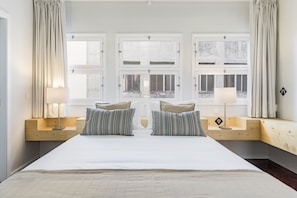Schlafzimmer mit Doppelbett