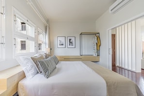 Schlafzimmer mit Doppelbett