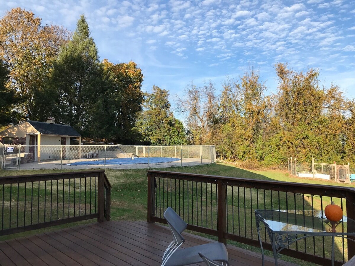 SCENIC ONE BEDROOM ROOM W/ PRIVATE ENTRANCE/ BATH & Seasonal POOL!