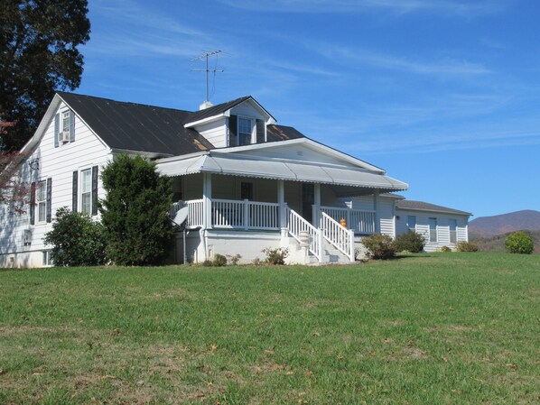 Front of 1110 Wildrose Lane home.